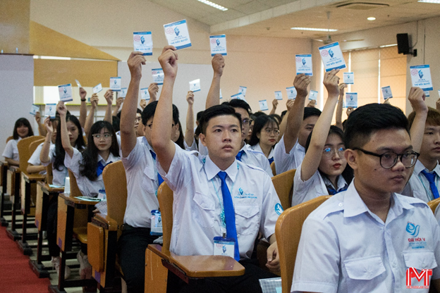 Sinh viên mặc áo hội họp bầu chọn đại biểu